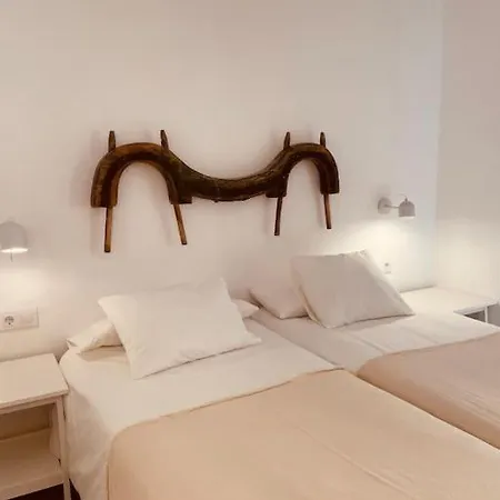 Renovated House Palau-saverdera * Palau Saverdera